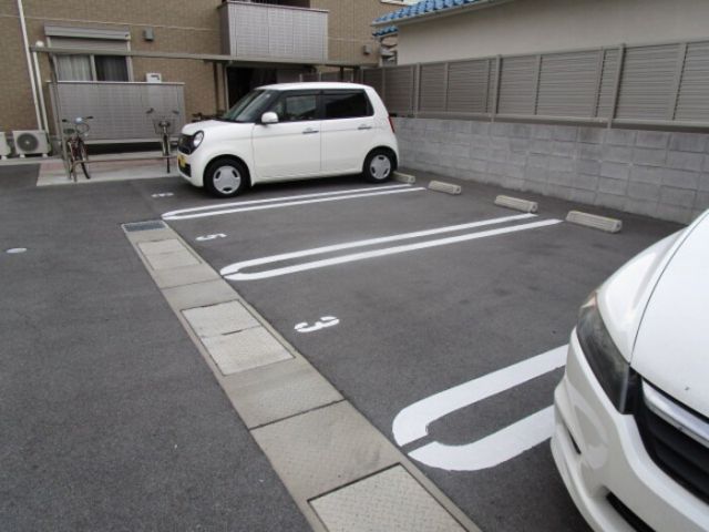 【和歌山市西小二里のアパートの駐車場】