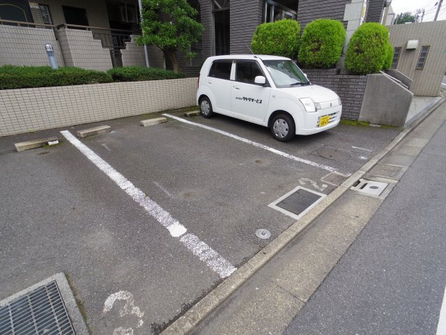 【メゾン・ド・トロアの駐車場】