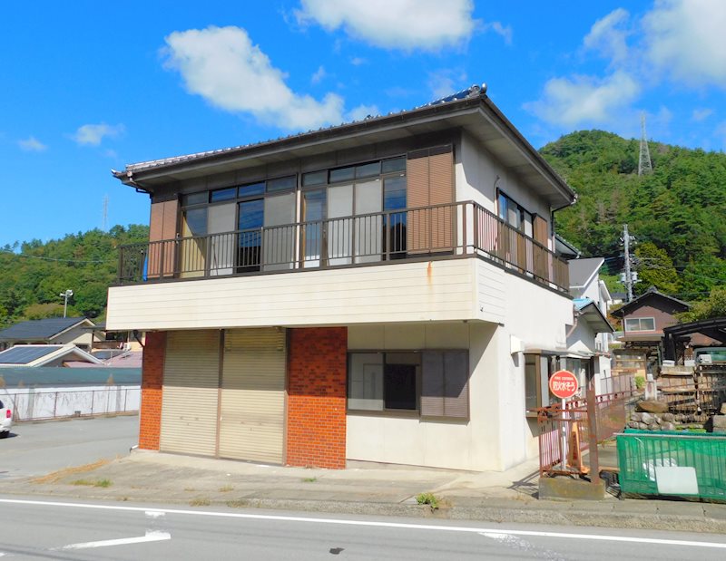 甲斐大和駅近店舗付貸家の建物外観