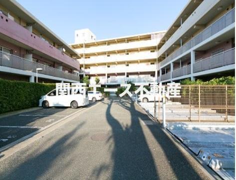 【大阪市住之江区粉浜のマンションの駐車場】