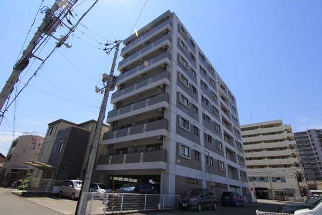 松山市南持田町のマンションの建物外観