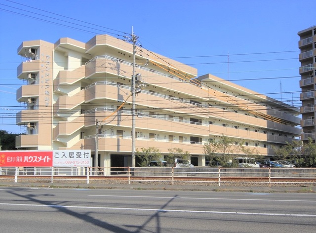 松山市空港通のマンションの建物外観