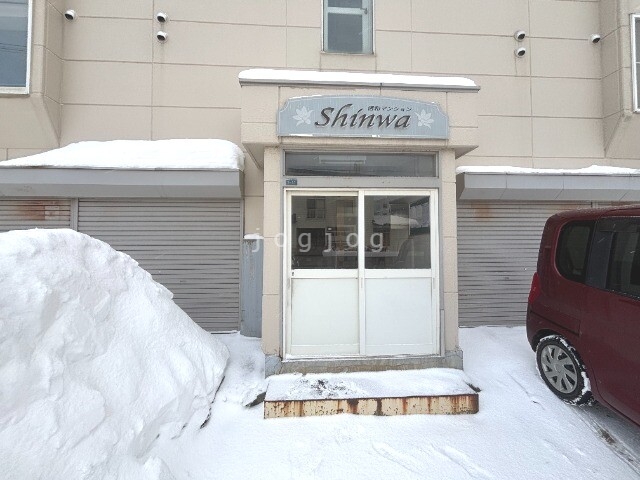 【札幌市北区篠路六条のマンションのエントランス】