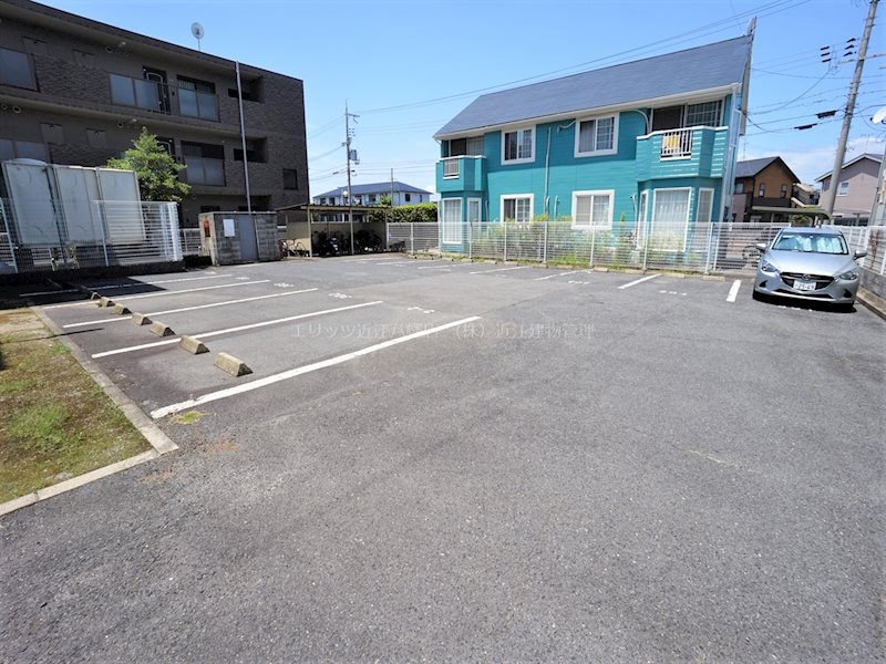 【近江八幡市鷹飼町北のアパートの駐車場】