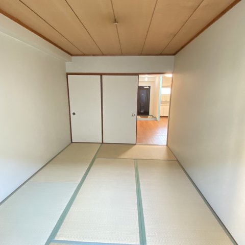 【大阪市淀川区三津屋南のマンションのエントランス】