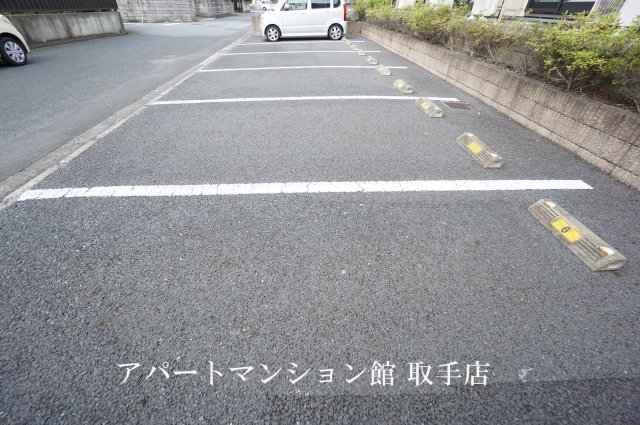 【レオパレスISLANDIIの駐車場】