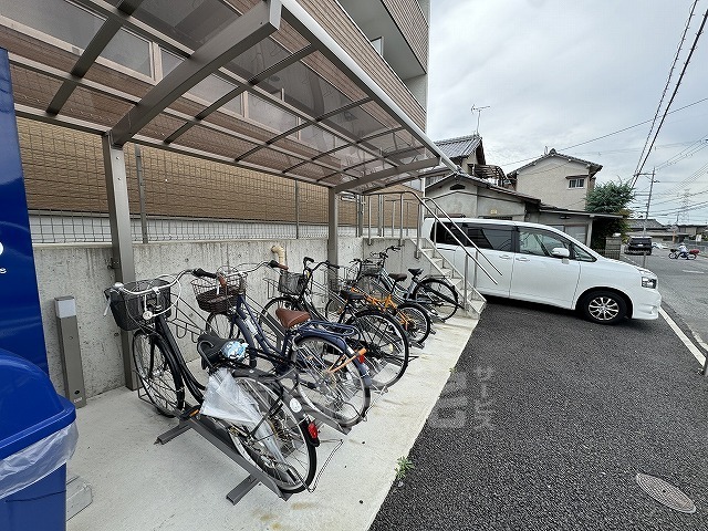 【枚方市藤阪元町のアパートの駐車場】