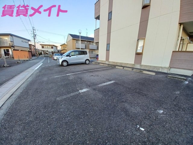 【津市栗真町屋町のマンションの駐車場】