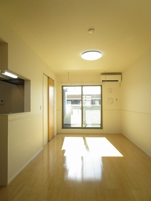 居室・リビング　エアコン完備の明るい室内です。