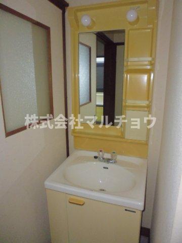 洗面設備　独立洗面台、小物を置くことができて便利です