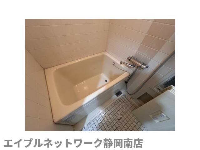 バス・シャワールーム　コンパクトで使いやすいお風呂です