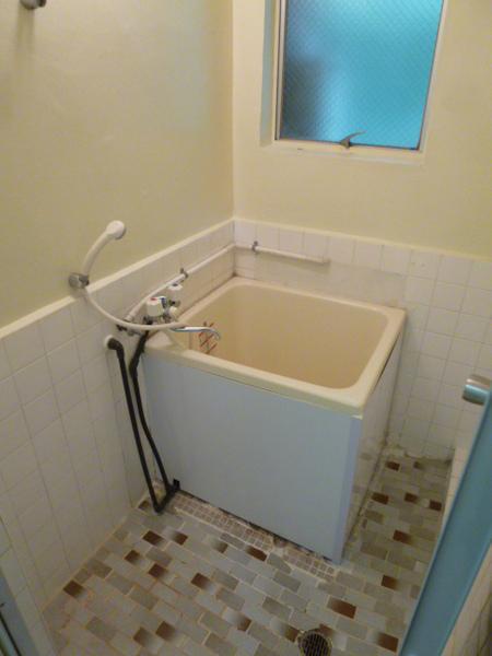 バス・シャワールーム　昔ながらで趣がありますね♪