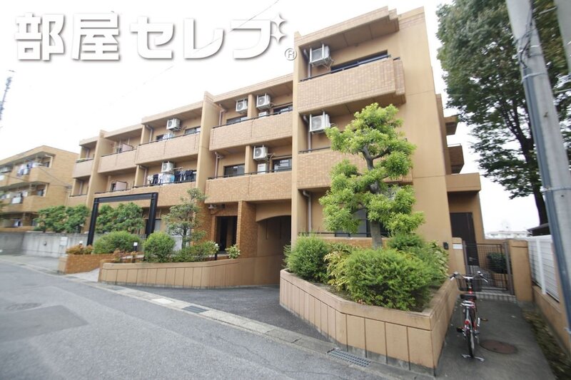 建物外観　３階建てのマンション。