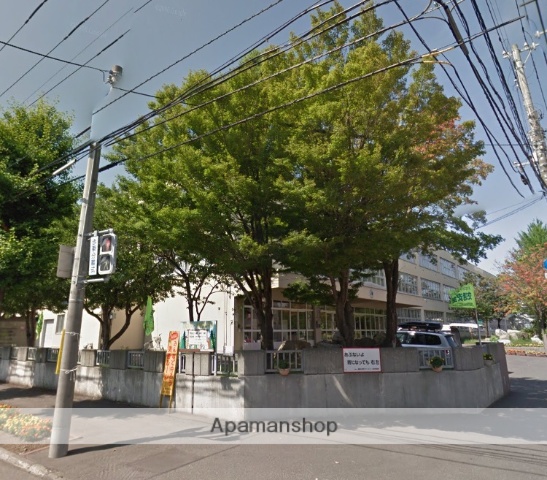 小学校　新陽小学校（小学校）まで586m