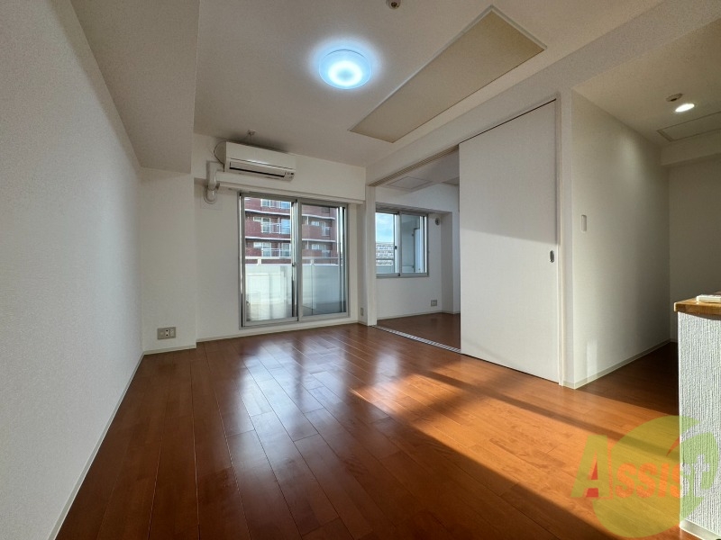 居室・リビング　リビングです。木目のフローリングが落ち着きますね。