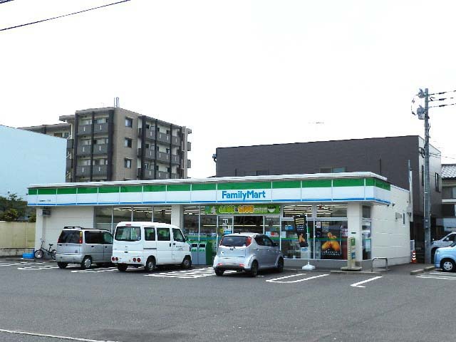 コンビニ　ファミリーマート小倉南方二丁目店（コンビニ）まで246m