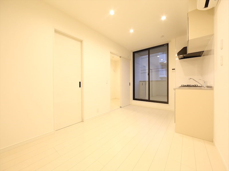 居室・リビング　ＬＤＫ8.1帖　システムキッチン　エアコン完備　バルコニー