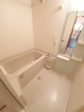 バス・シャワールーム　コンパクトで使いやすいお風呂です