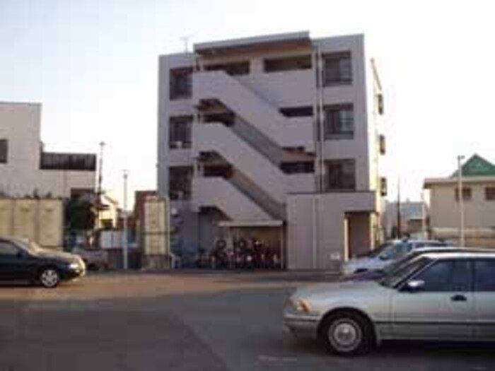 建物外観　駐車場