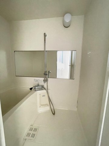 バス・シャワールーム　大きな鏡とシャワーヘッド