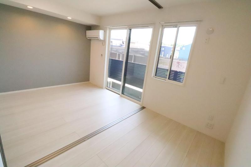 その他　洋室から見たリビング