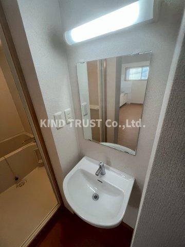 洗面設備　明るい洗面所です