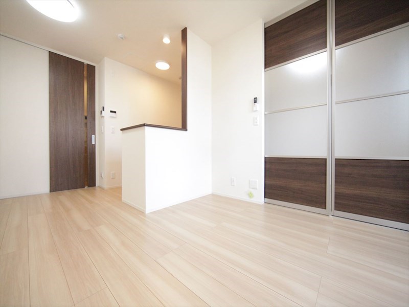 居室・リビング　ＬＤＫ10.1帖　洋室3.7帖　つなげても仕切っても使えます