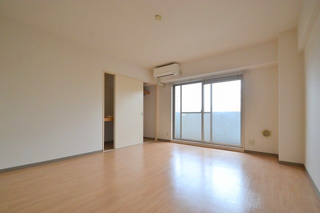 居室・リビング　かなり幅のある居室スペース