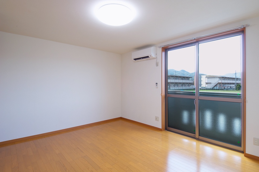 居室・リビング　お部屋は広々10帖！荷物が多い方も安心の広さ！