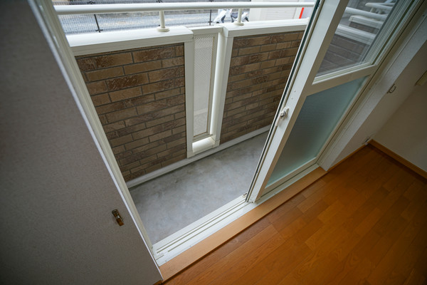バルコニー　同じ建物の別の部屋