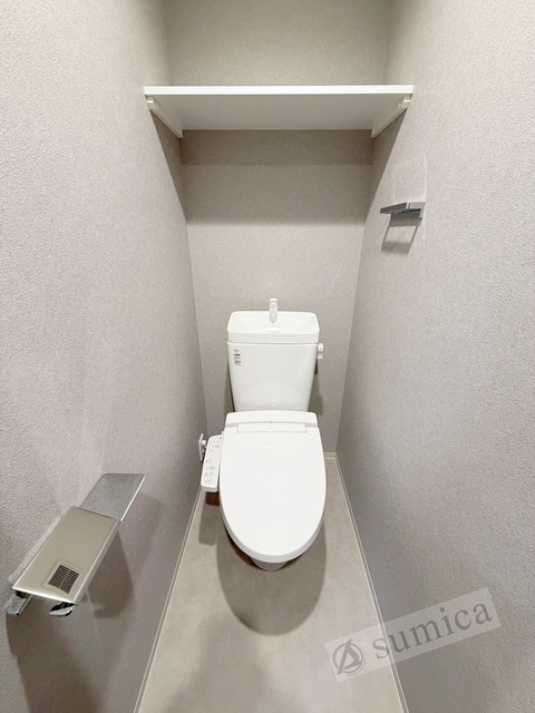 トイレ　人気アイテムの温水洗浄便座。清潔感のあるトイレです。