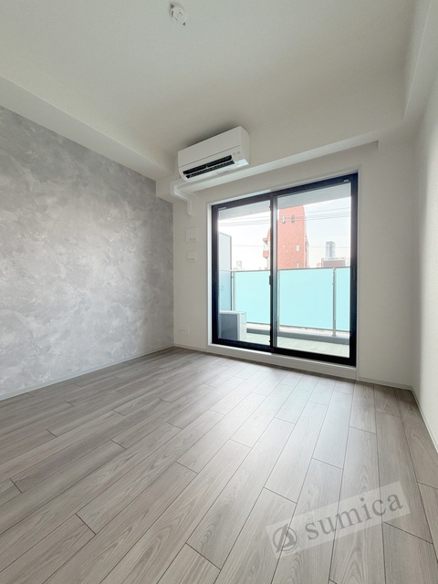 バルコニー　内装は落ち着いています。おおきな窓で明るさを演出。