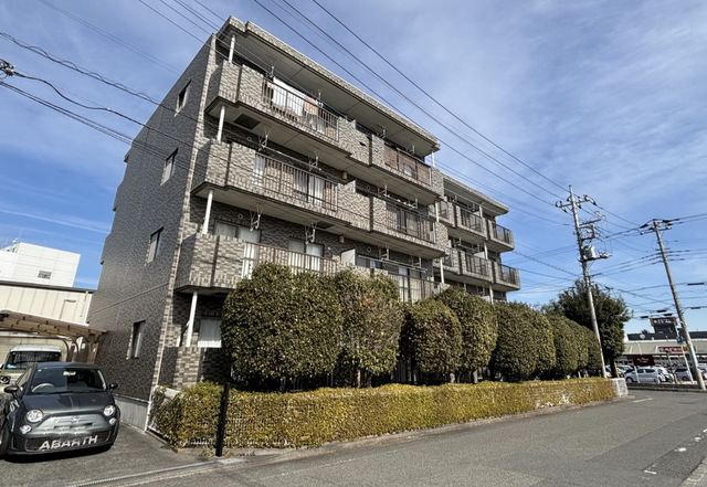 建物外観　～青い空っ、白い雲っ～