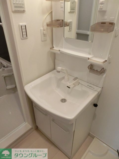 洗面設備　シャンプードレッサー付きの独立洗面台