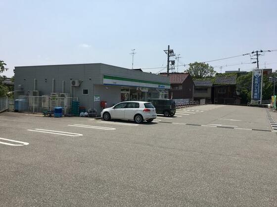 コンビニ　ファミリーマート（コンビニ）まで550m