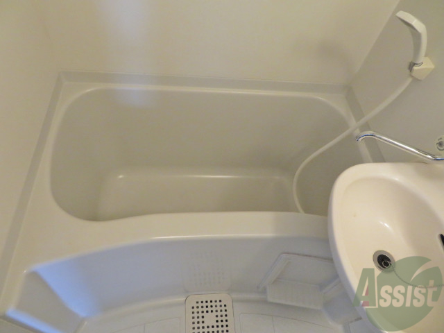 バス・シャワールーム　バスルームは狭すぎず、シャワーも浴びやすそうです。