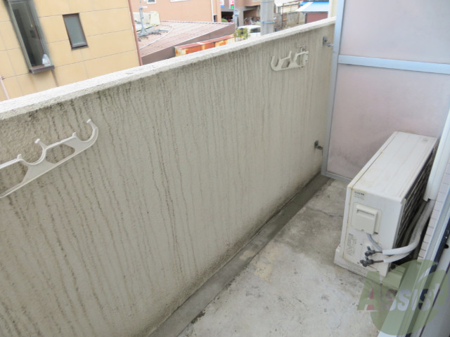 バルコニー　バルコニーは幅があり、広い印象を受けました。