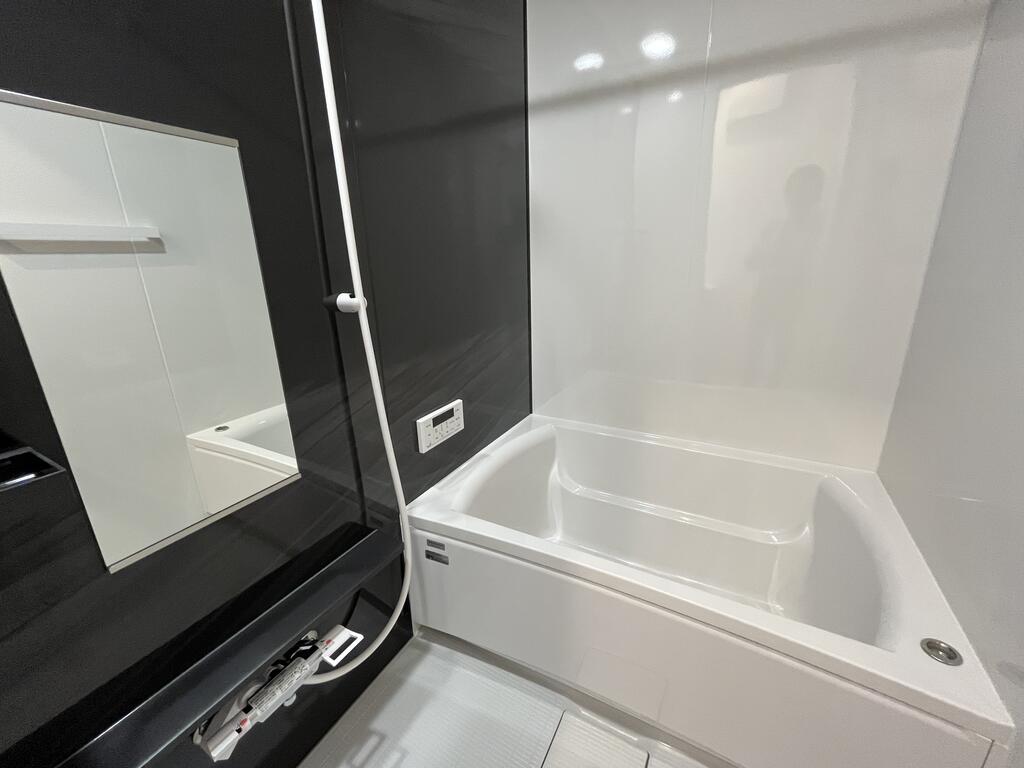 バス・シャワールーム　同施工会社別物件参考。床・建具の色が異なる場合があります。