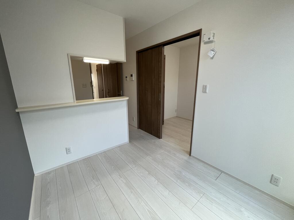 居室・リビング　同施工会社別物件参考。床・建具の色が異なる場合があります。