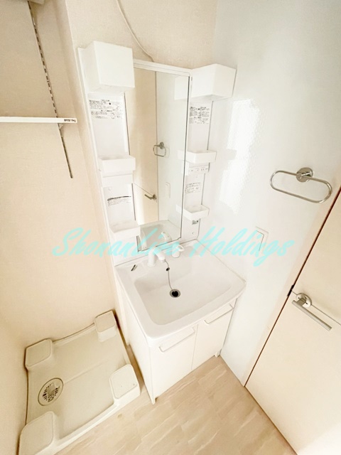 洗面設備　明るい洗面所です