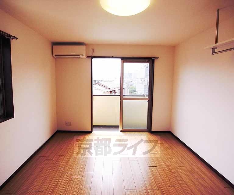 居室・リビング　きれいで広い室内です。