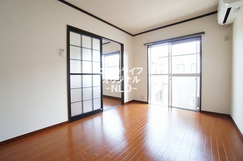 居室・リビング　洋室5.5帖　夏・冬の快適生活を支えるエアコン付き☆