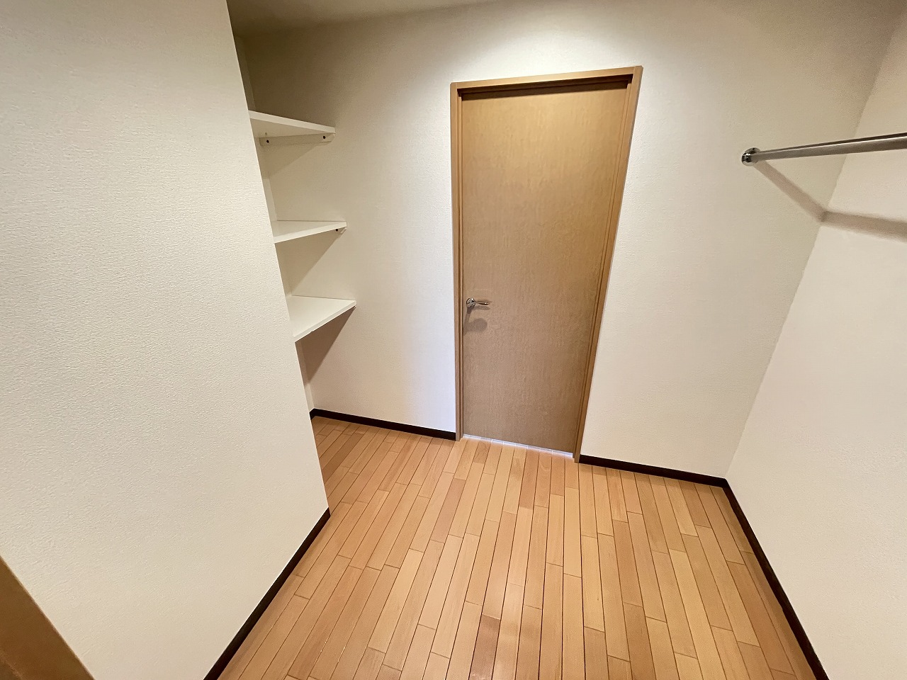 収納　ウォークスルークローゼット