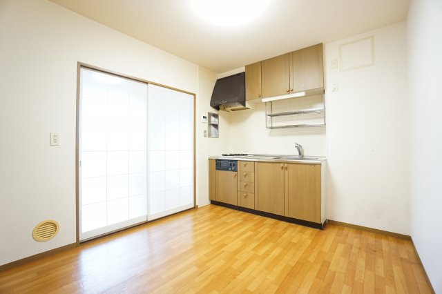 居室・リビング　※同物件・反転タイプの写真です。