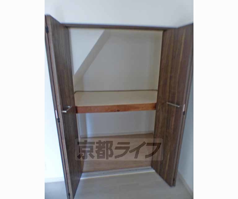 収納　階段下の広い収納スペースです。