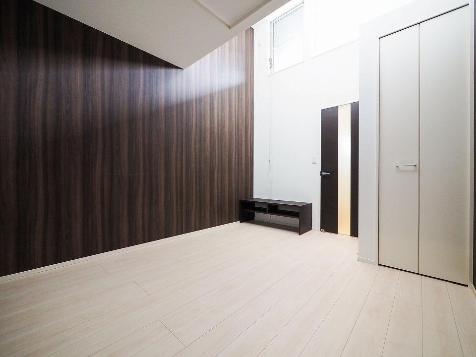 居室・リビング　高い位置にある窓が室内の明るさと風通しを良くします