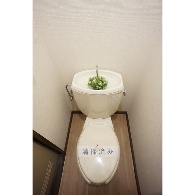 トイレ　バストイレ別です。