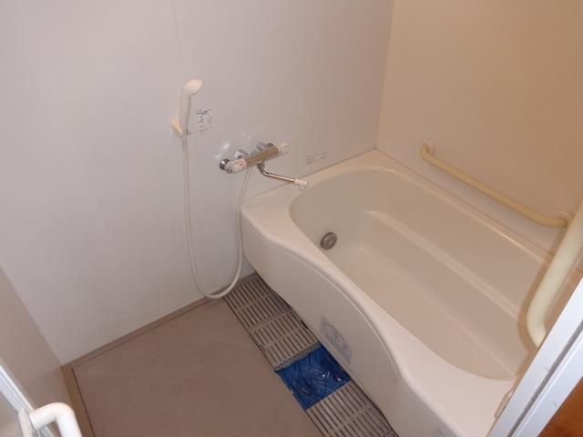 バス・シャワールーム　★★窓付きの広いお風呂です★★