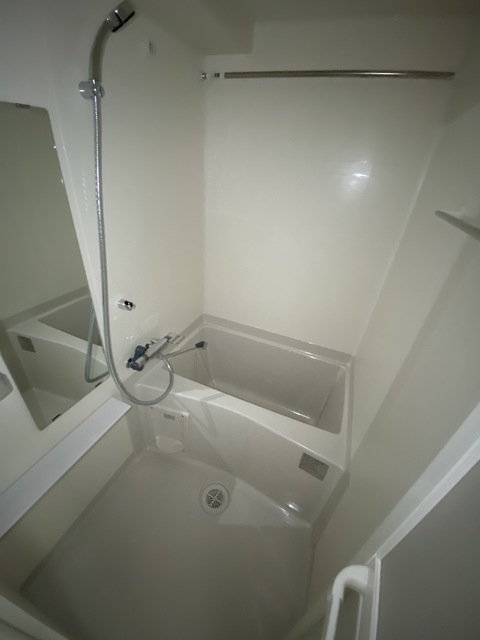 バス・シャワールーム　浴室乾燥機付きのバスルーム。