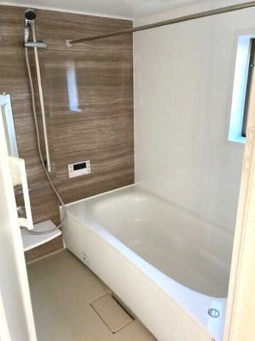 バス・シャワールーム　（イメージ）浴室はゆったり一坪の広さ。追焚・浴室乾燥機付き。